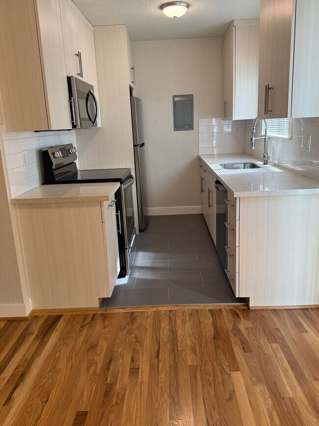 Foto del edificio - New Remodel 3BD 1100 SF-Faux floors-Quartz...