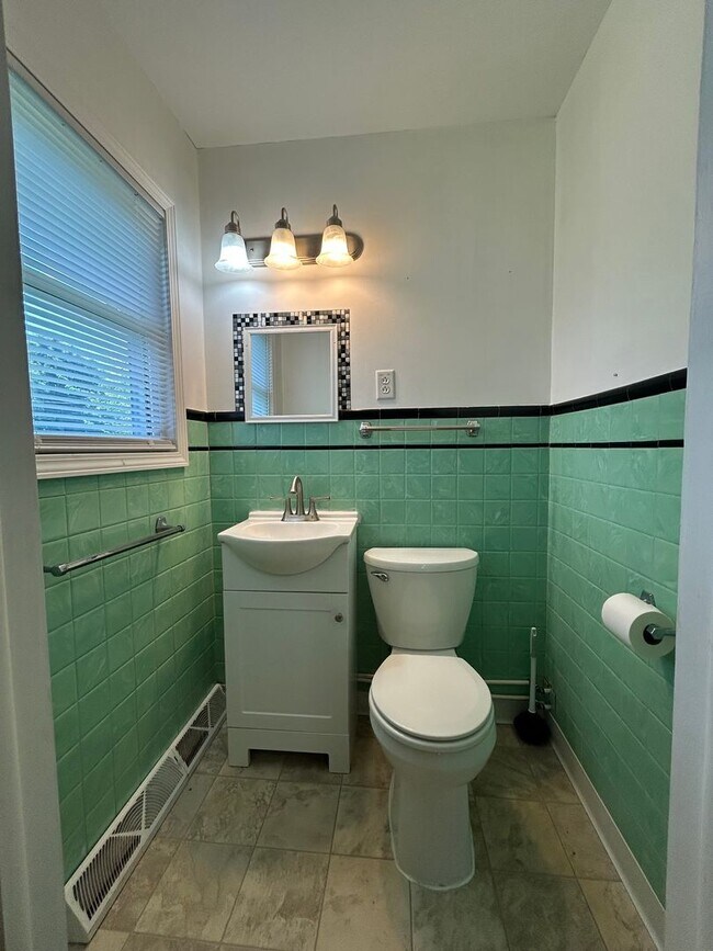 Foto del edificio - Beautiful 4 Bedroom / 1.5 Bath Home - Grea...