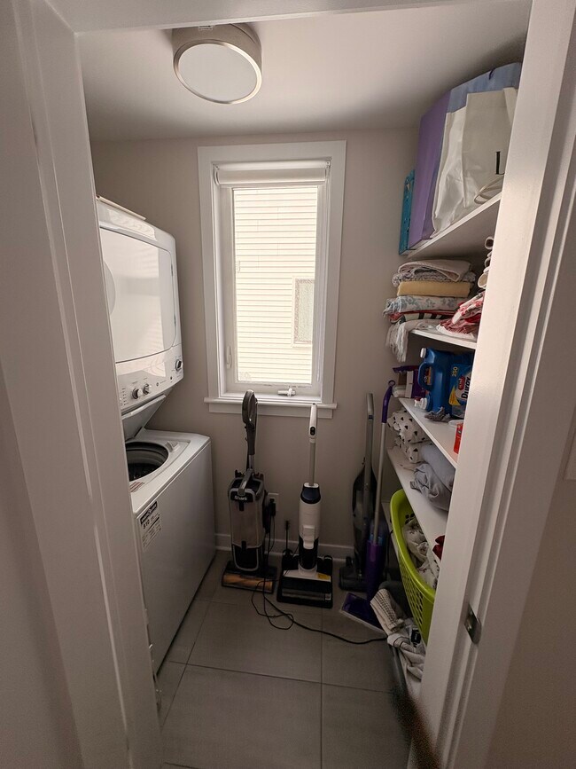 Building Photo - 909 Roger Griffiths Av