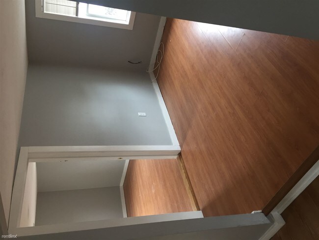 Building Photo - 3 br, 1 bath Triplex - 24 Washburn St