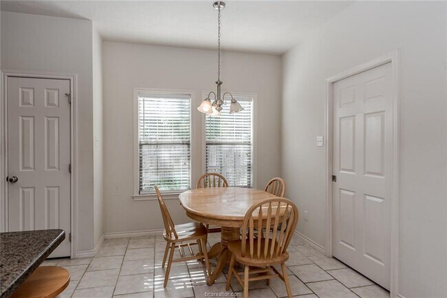 Building Photo - 1582 Woodbine Ct