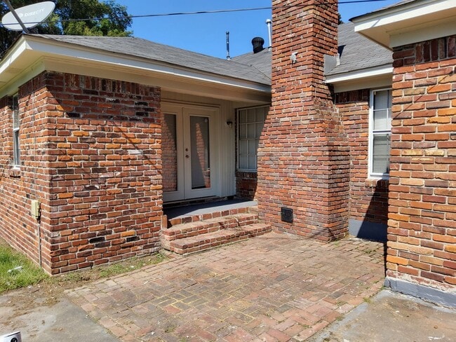 Building Photo - 3985 Bertram Cove