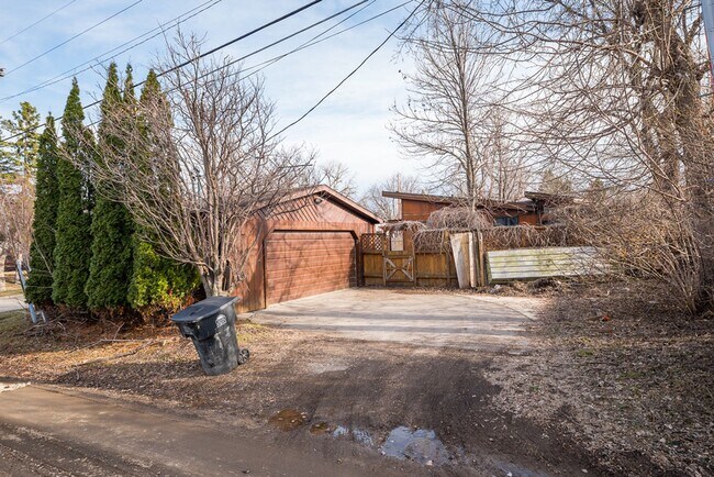 Foto del edificio - Great 4 Bedroom/2 Bath Home near UND!