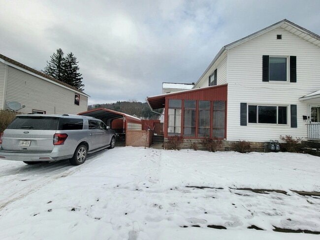 Building Photo - 45 Maple St