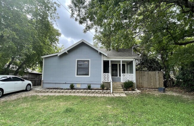 Building Photo - 909 W Oak St