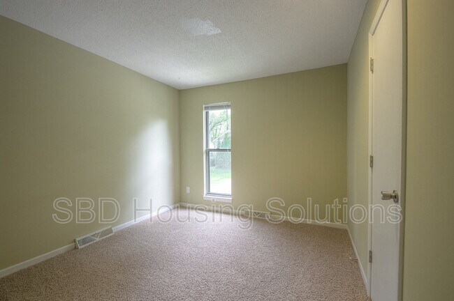Building Photo - 512 NE Weathervane St