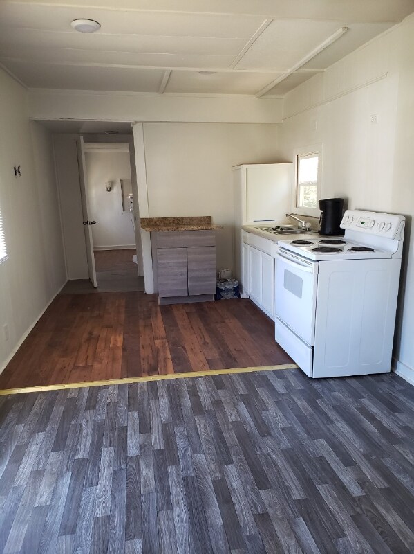 Building Photo - 205-437 Holt Ave