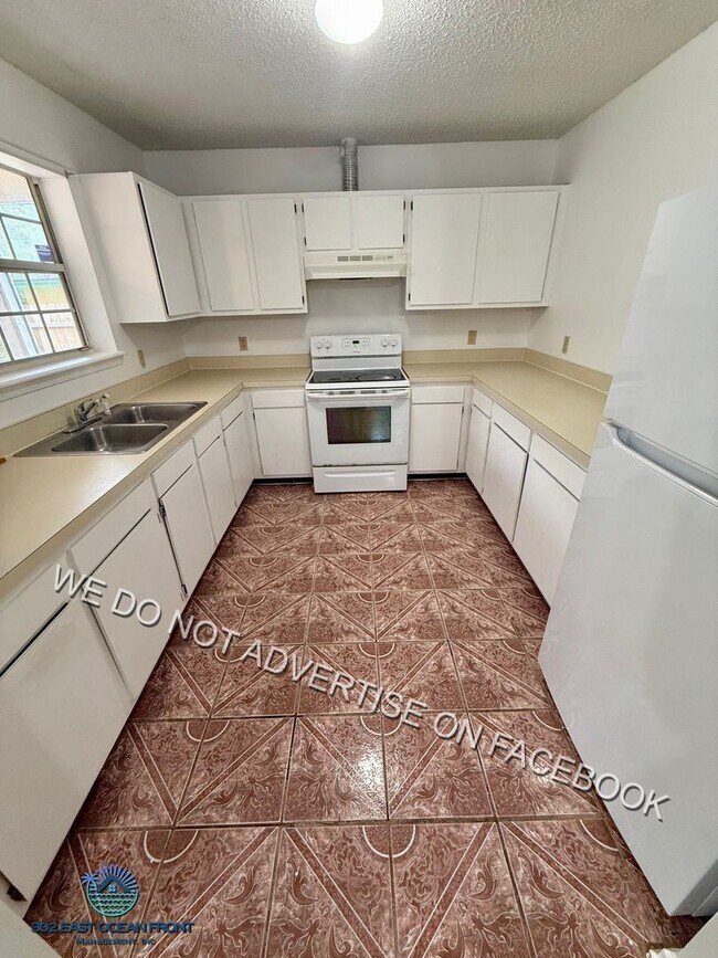 Foto del edificio - Lovely 4 Bedroom 2 Bathroom now available for rent