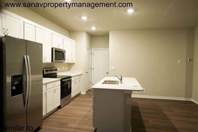 Foto del edificio - Townhome!! Near to I-80/35!! Private Backy...