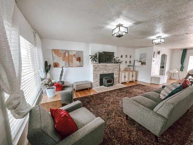Building Photo - Stylish home ready for comfortable living