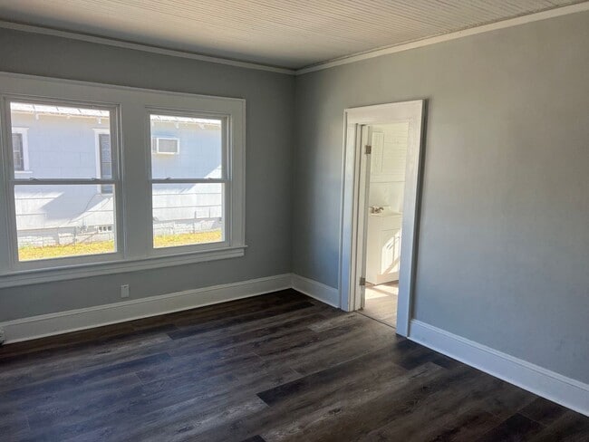 Building Photo - 2 Bedroom Home on Nashville Road