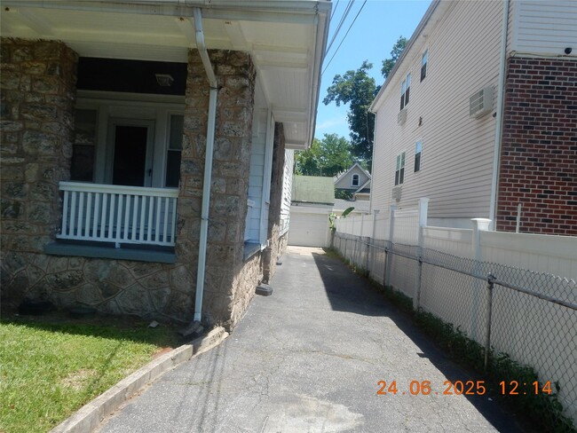 Building Photo - 337 S 3rd Ave