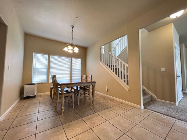 Building Photo - 3 Bedroom/2.5 Bathroom House in South Jordan