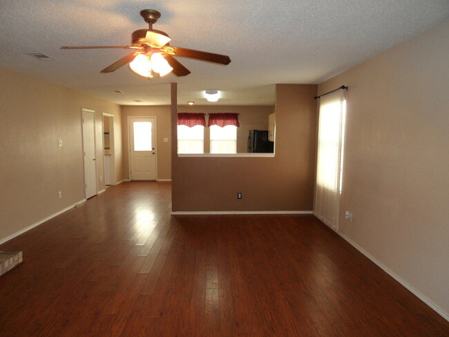Building Photo - **3/2 PERFECT Home Located In Marine Creek...