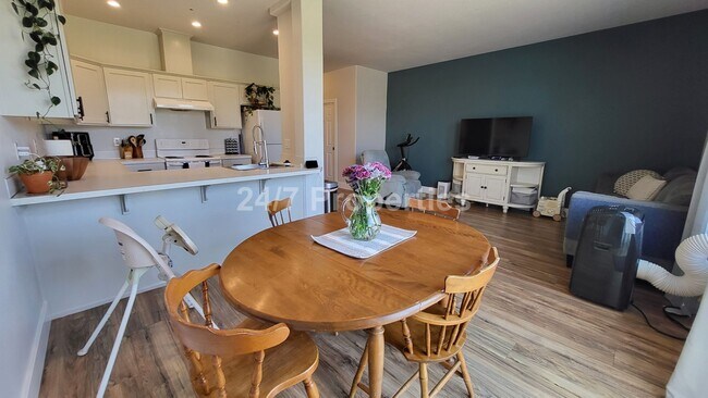 Building Photo - Stylish and Modern 3 BD | 2.5 BA Home - Mo...