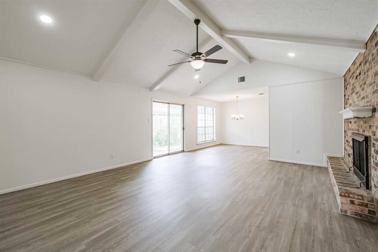 Foto del edificio - 3311 Palm Desert Ln