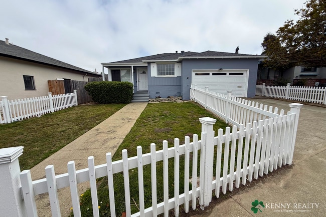 Building Photo - 136 Rosewood Way