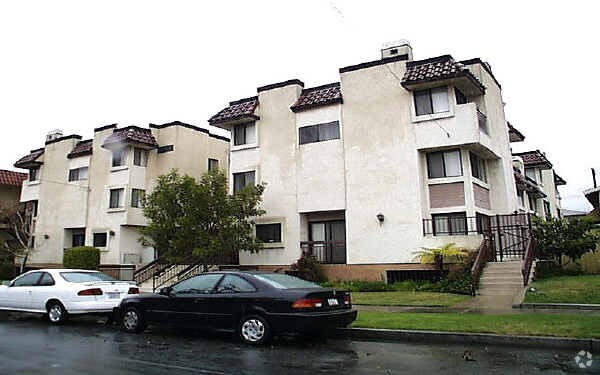 Building Photo - 703 E Chestnut St