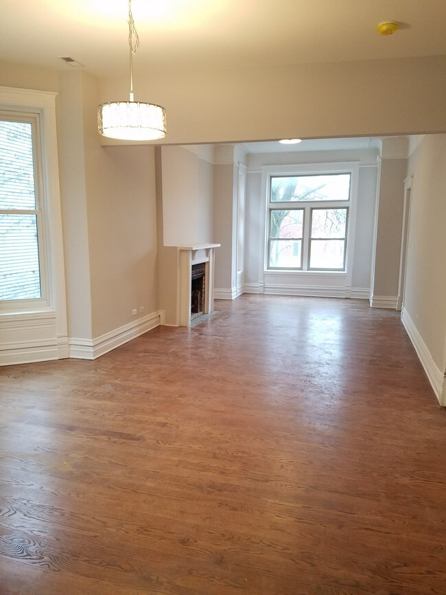 Building Photo - 3127 N Racine Ave