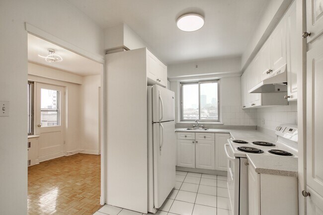 Building Photo - 3555 Chem. de la Côte-des-Neiges