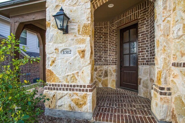 Building Photo - 1312 Bluebell Ave