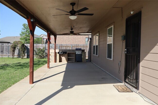 Foto del edificio - 5032 Irvine Ln
