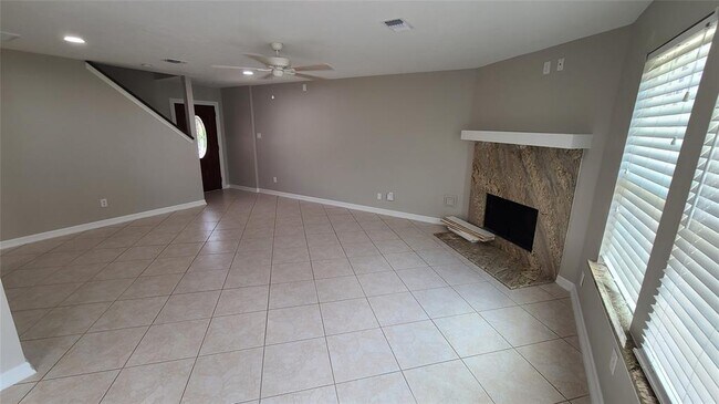 Building Photo - 814 N Oak Dr