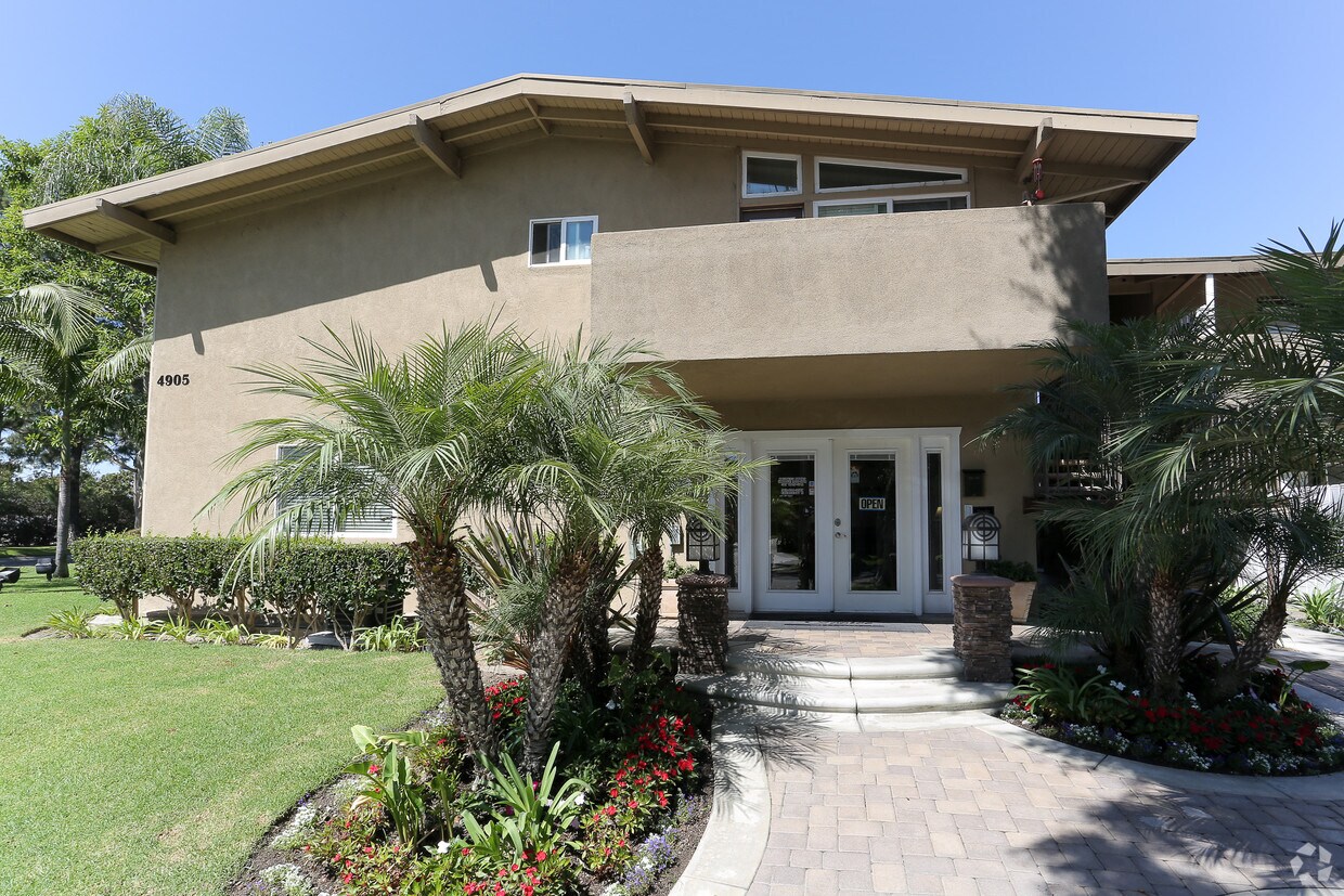 Park Del Amo - Apartments in Lakewood, CA | Westside Rentals Park Del Amo - Apartments in Lakewood, CA | Westside Rentals
