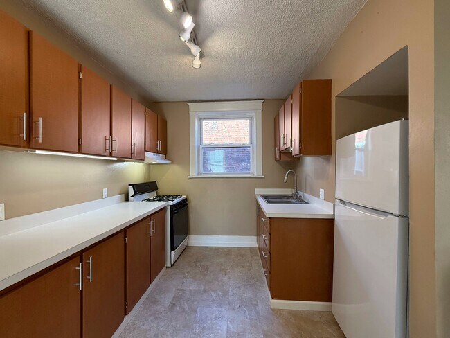 Foto del edificio - 1324 McCausland Ave