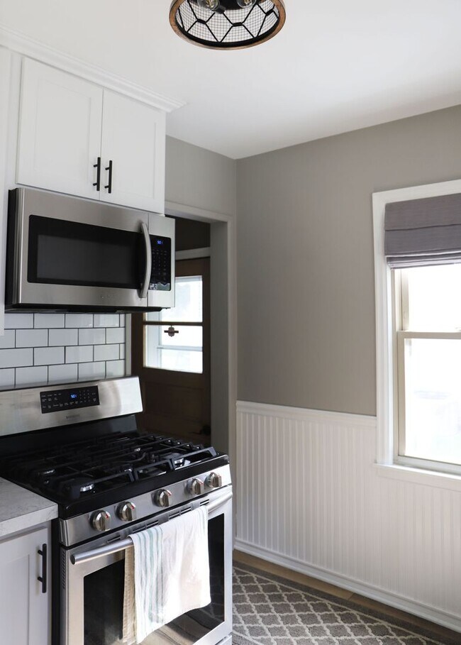 Foto del edificio - 6510 Cedar Lk Rd S