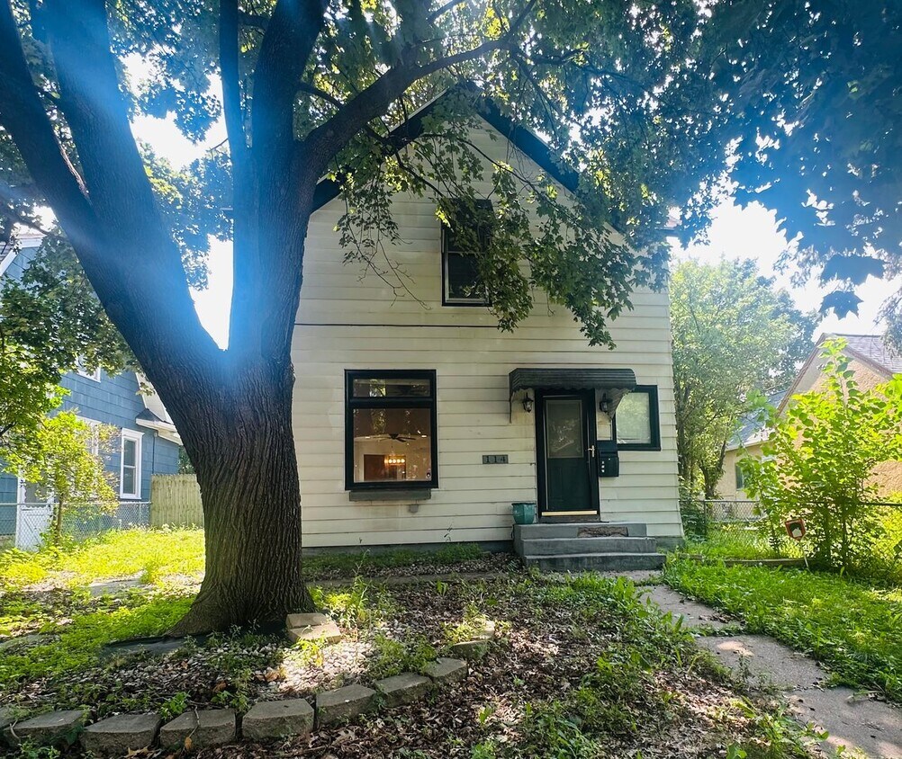 Primary Photo - Charming 3 Bedroom Single Family Home Avai...
