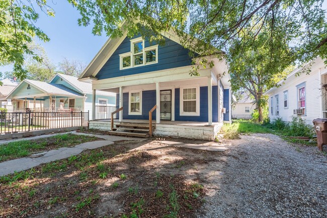 Building Photo - Charming 2 Bed 1 Bath