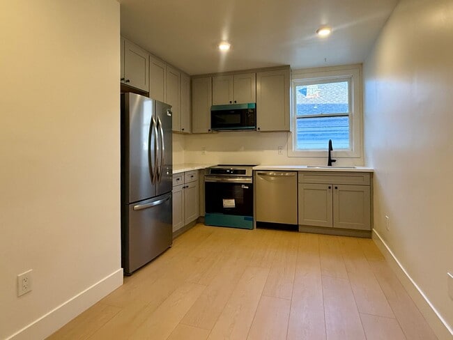 Building Photo - Charming Remodeled 2 Bedroom 1 Bathroom Upstairs Apartment in Downtown San Jose