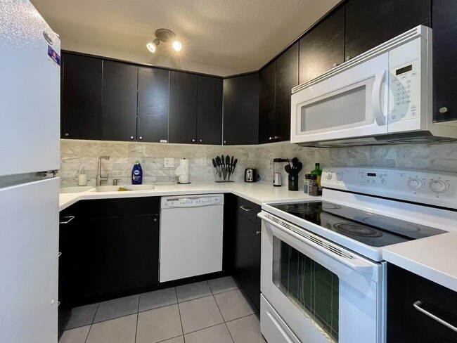 Building Photo - 1405 Haro St