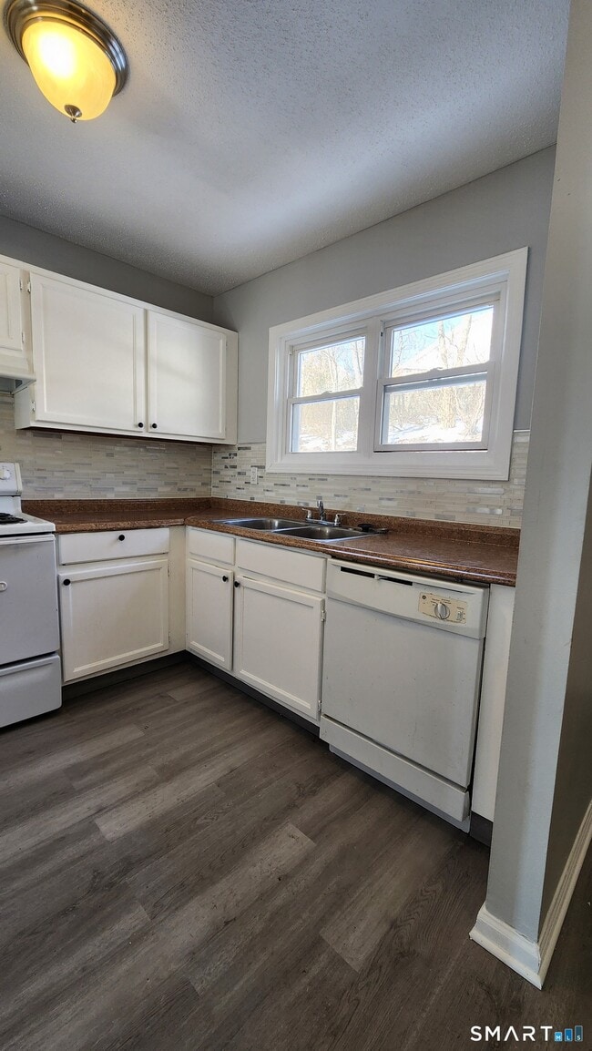 Foto del edificio - 173 Russo Ave