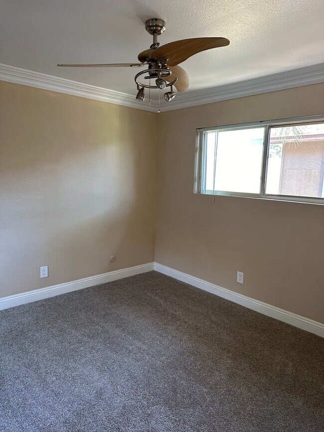 Foto del edificio - Modern Upstairs Unit Condo with Lots of Su...