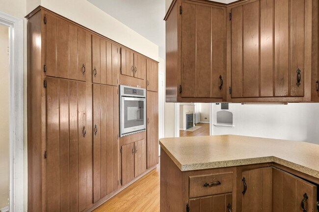 Building Photo - Great Convenient Location with Two Car Garage!