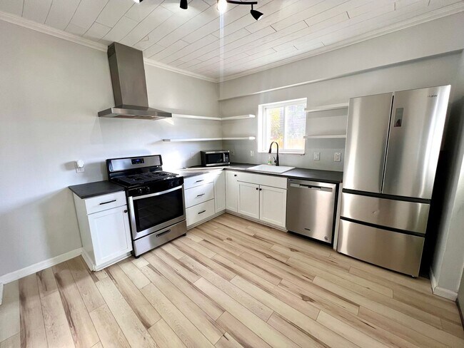 Foto del edificio - 3 Bedroom 1.5 Bath - Updated Home for Rent