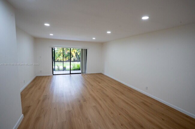 Foto del edificio - 136 S Cypress Rd
