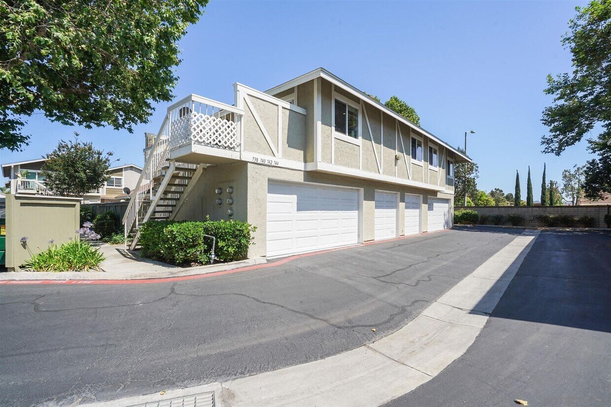 Foto principal - Fully Remodeled 3 bedroom Townhome with 2 ...