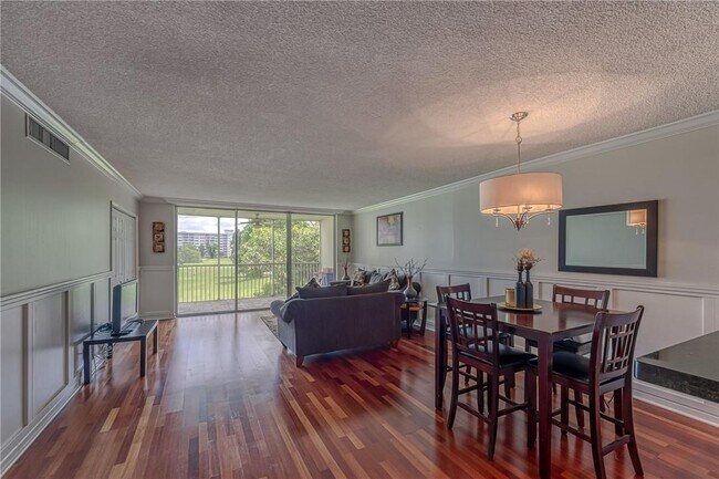 Building Photo - 3351 S Palm Aire Dr