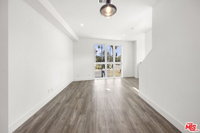 Building Photo - 5506 W Olympic Blvd