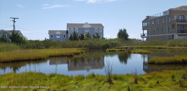 Building Photo - 1095 Island Dr