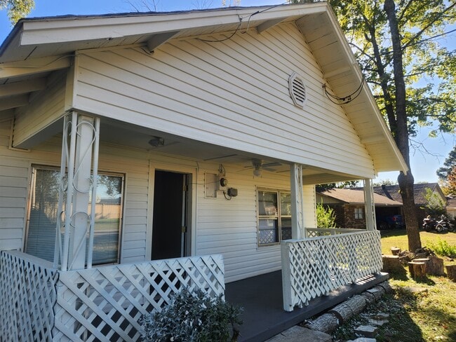 Building Photo - 1116 E Academy St