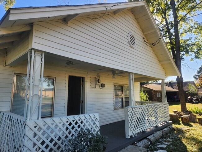 Foto del edificio - 1116 E Academy St