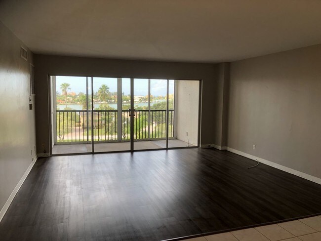 Foto del edificio - 10355 Paradise Blvd 414