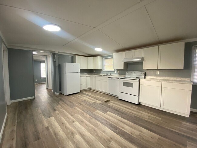 Foto del edificio - 3 Bedroom, 2 Bath Mobile Home located in R...
