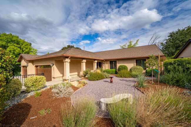 Building Photo - Gorgeous Mary Lake Home!