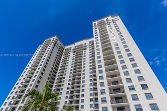 Building Photo - 999 Brickell Plaza