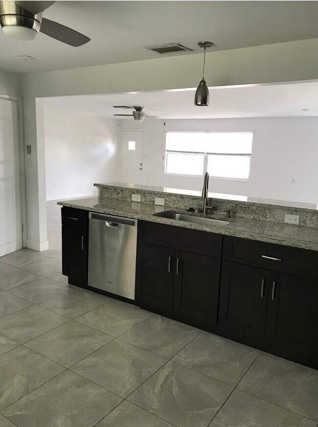Building Photo - 1320 Milano Dr